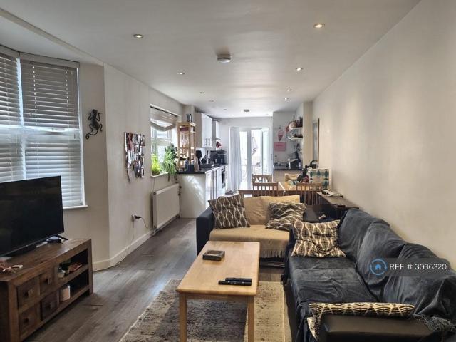 Pemberton Road, London, N4 2 bed flat to rent £2,300 pcm £531 pw