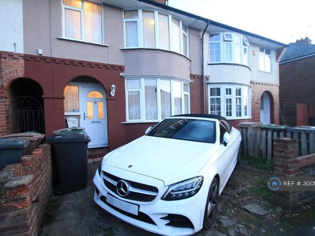 Pembroke Avenue, Luton, LU4 3 bed terraced house to rent £1,500 pcm £346 pw