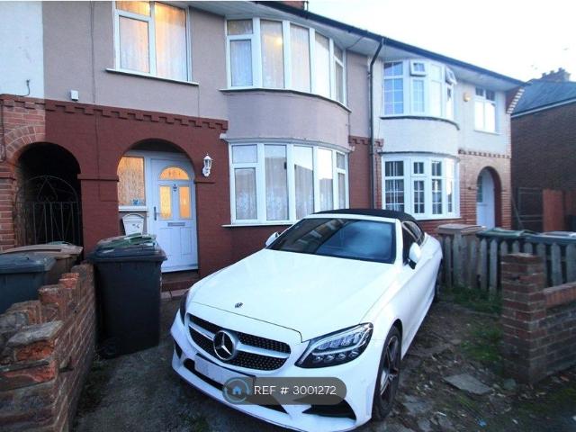 Pembroke Avenue, Luton LU4, 3 bed terraced house to rent, £1,500 pcm | PrimeLocation