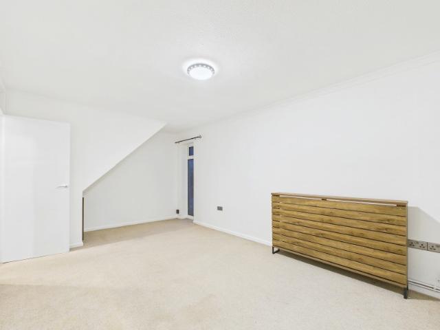 Pembroke, Bracknell Forest 3 bedrooms Property for lettings Seymours