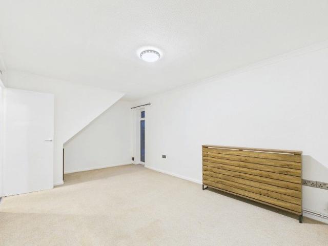 Pembroke, Bracknell RG12, 3 bed property to rent, £1,850 pcm | PrimeLocation