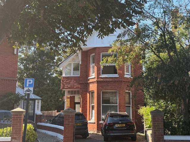 Pembroke Crescent, Hove 3 bed maisonette to rent £2,500 pcm £577 pw