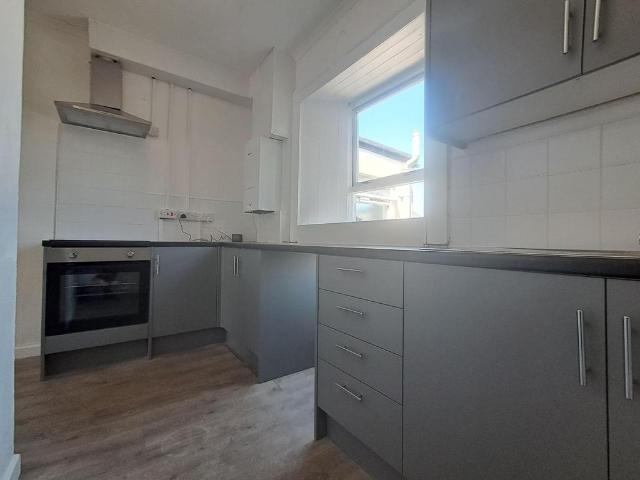 Pembroke Dock, Pembrokeshire 2 bed flat to rent £550 pcm £127 pw