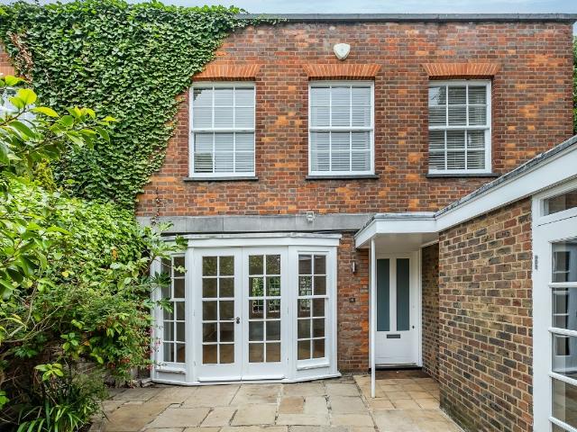 Pembroke Gardens Close, London W8, 3 bed flat to rent, £9,950 pcm | PrimeLocation
