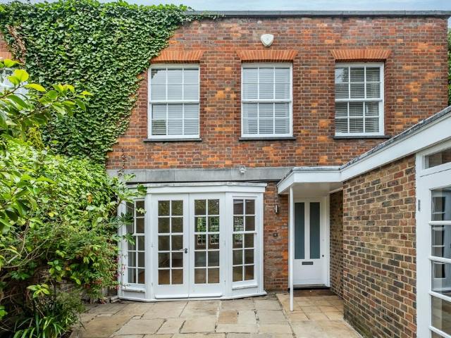 Pembroke Gardens Close London W8 3 bed house to rent £11,500 pcm £2,654 pw