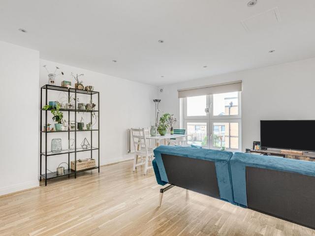 Pembroke House, 71 Kings Avenue SW4, 2 bed flat to rent, £2,600 pcm | PrimeLocation