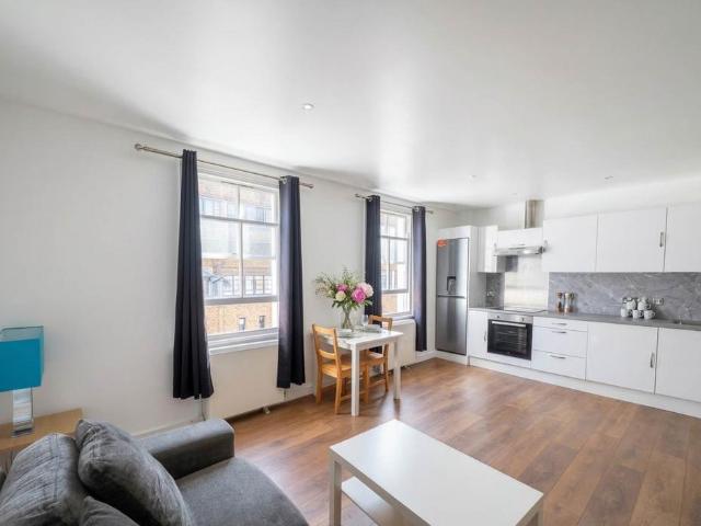 Pembroke, Kensington, London, W8 6NX 1 bed flat to rent £2,000 pcm £462 pw