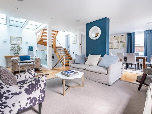 Pembroke Mews Kensington W8 5 bed mews to rent £14,500 pcm £3,346 pw