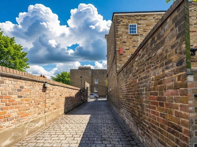Pembroke Mews, London 2 bed terraced house to rent £2,750 pcm £635 pw