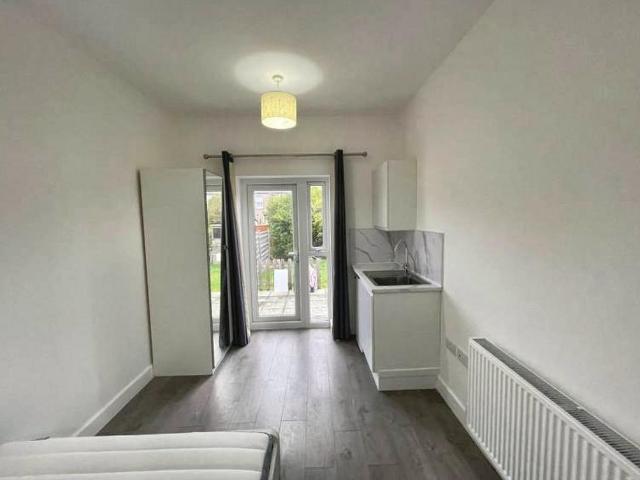Pembroke Road, Ilford, IG3 Terraced house to rent £1,050 pcm £242 pw