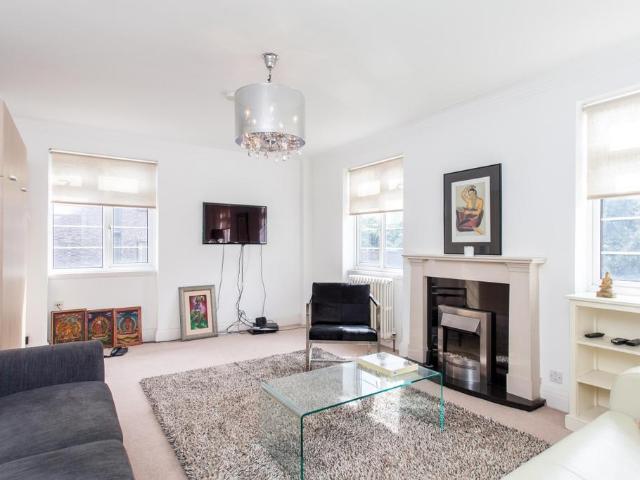 Pembroke Road London W8 Studio to rent £2,167 pcm £500 pw