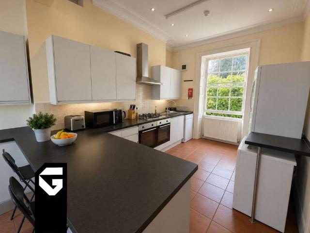Pembroke Road 1 bed semi detached house to rent £700 pcm £162 pw