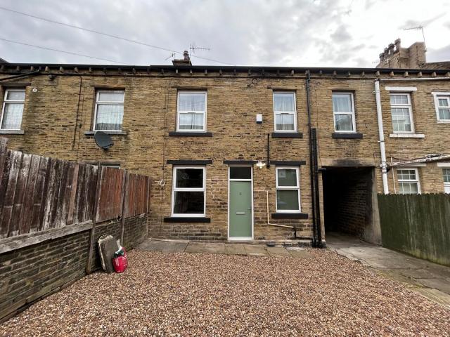 Pembroke Street, Bradford, West. 3 bed terraced house to rent £800 pcm £185 pw
