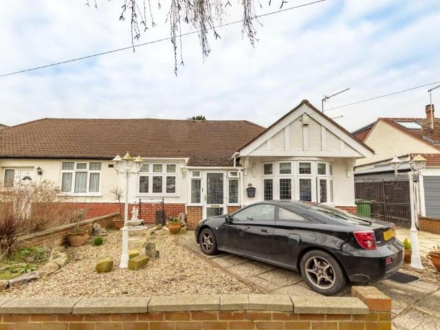 Pembridge Avenue, Twickenham TW2 2 bed bungalow to rent £2,200 pcm £508 pw