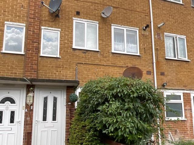 Pembury Court, Harlington, UB3 2 bed flat to rent £1,700 pcm £392 pw