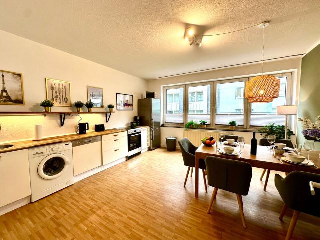 Pempelfort, central, balcony, walking distance to Kö & city, Dusseldorf Amsterdam Apartments for Rent