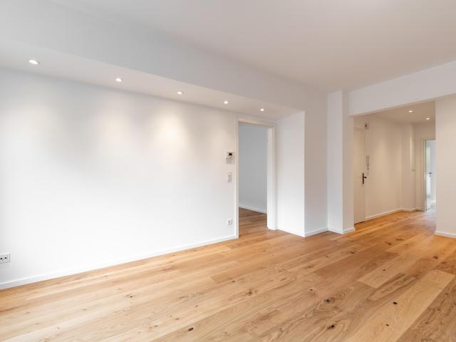 Pempelfort: Kernsanierte 3 Zimmer Wohnung mit Balkon – Erstbezug, Aufzug, ruhiger Innenhof