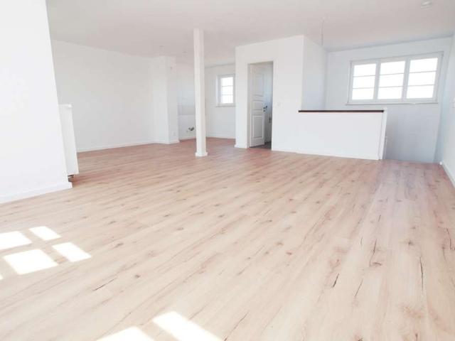 Penthousewohnung über 2 Etagen Maisonette mit 2 Balkonen, 2 Bädern, Stellplatz uvm. !