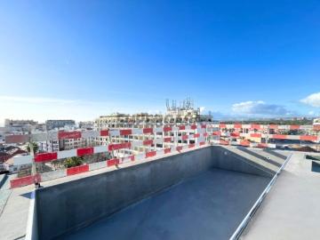 Penthouse c/ piscina privativa e 2 lugares de parqueamento na Costa da Caparica