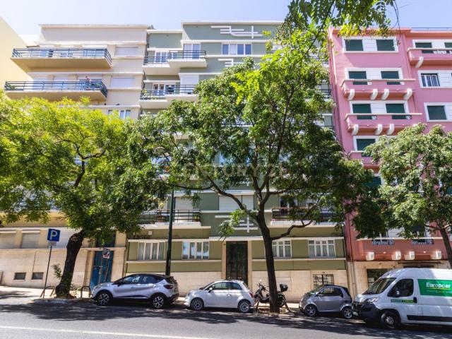 Penthouse com terraço de 28m2 junto ao metro no Rato