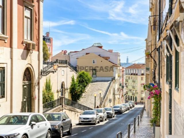 Penthouse com vistas desafogadas e espaços exteriores privados no Príncipe Real
