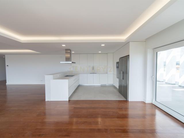 Penthouse com 4 quartos com terraço privativo e vista rio em. 239m² Santa Iria De Azoia