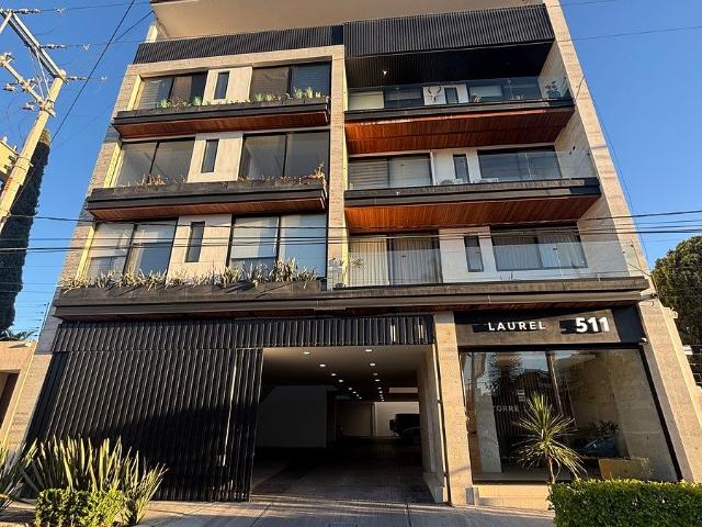PENTHOUSE AMUEBLADO EN RENTA EN TORRE LAUREL CON SERVICIOS