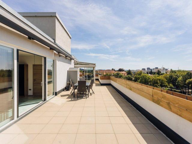 Penthouse am Schlosspark: Weitblick, Sonnenterrasse, Luftwärmepumpe & Fußbodenheizung!
