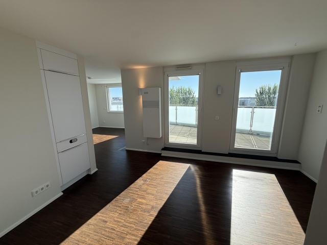 Penthouse am Riedberg mit großer Dachterrasse & Skylineblick – Klimaanlage, EBK & 2 TG Plätze