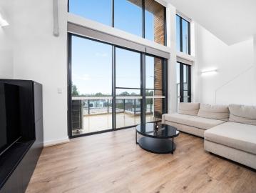 Penthouse Apartment in Quiet, Central Location