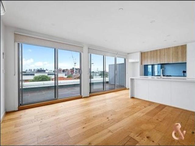 PENTHOUSE APARTMENT IN THE HEART OF BRUNSWICK EAST!