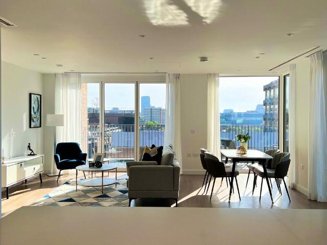 Penthouse Apartment, Signature House. 2 bed apartment to rent £6,350 pcm £1,465 pw