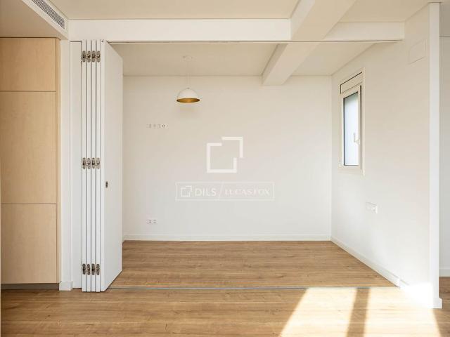Penthouse apartment with 1 bedroom, unfurnished, with a 40 m² terrace and communal pool, for rent in Sant Gervasi Galvany