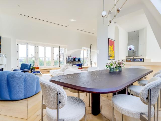 PENTHOUSE D’EXCEPTION TERRASSE DE PLAIN PIED OFFRANT UN PANORAMA EXCLUSIF SUR TOUT PARIS.Catherine PiguetAlma Immobilier