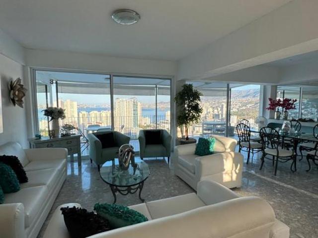 Penthouse de Lujo en Torre Residencial con Vista al Mar