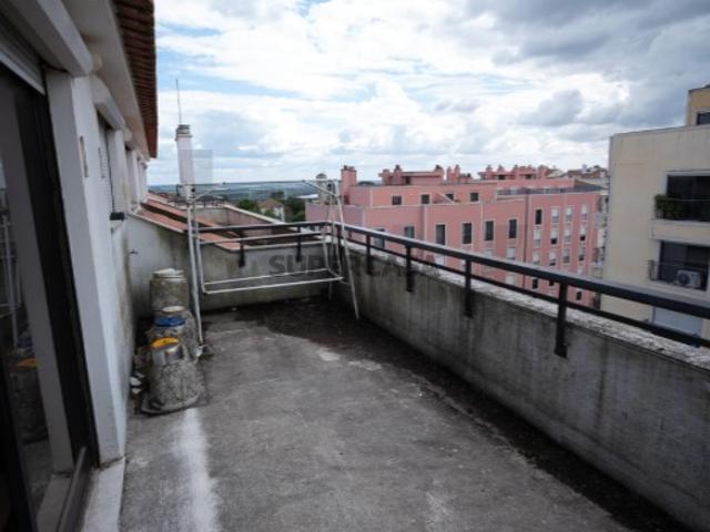Penthouse Duplex de 243 m² com Configuração Independente e Terraço em Santarém