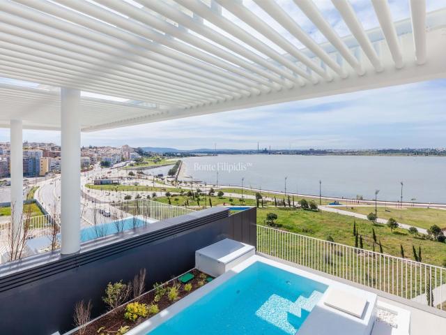 Penthouse Duplex T4 com Piscina Privada e Vista Rio 282m² Barreiro e Verderena