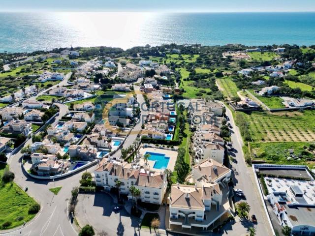 Penthouse Duplex T1 com 3 divisões adicionais, amplo terraço. 129m² Albufeira e Olhos de Água