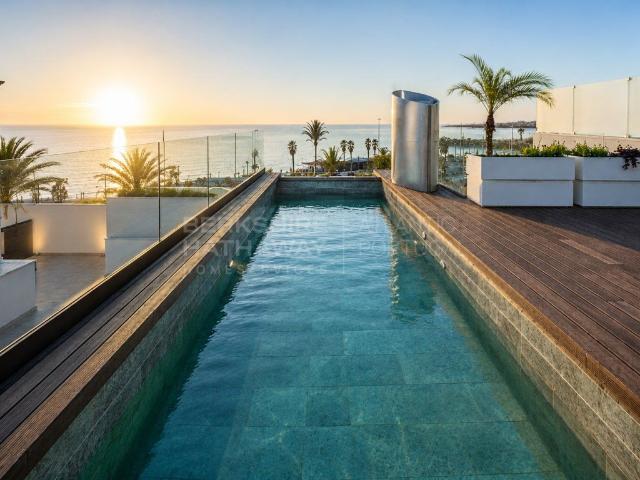 Penthouse Duplex Única em Primeira Linha de Mar com piscina|. 308m² Carcavelos e Parede