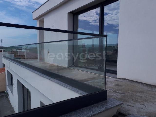 Penthouse Exclusiva na Lourinhã 4 Quartos, 3 Suítes, Terraço Panorâmico e Garagem