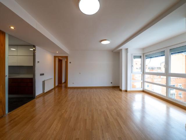 Penthouse for rent in a residential complex with a swimming pool in the Las Tablas, Madrid