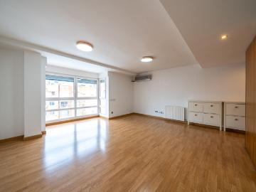 Penthouse for rent in a residential complex with a swimming pool in the Las Tablas, Madrid