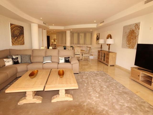 Penthouse for rent in Puerto Banus, Marbella, Málaga