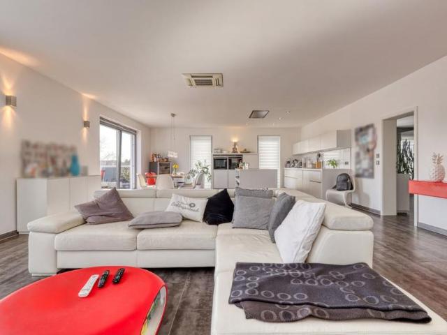 Penthouse Feeling in Karlsruhe Neureut: 4 Zimmer mit Einbauküche und Dachterrasse