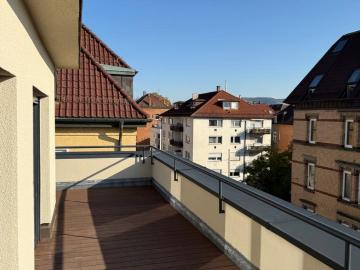 Penthouse Feeling in Stuttgart: Rundum Balkon und TG Stellplatz