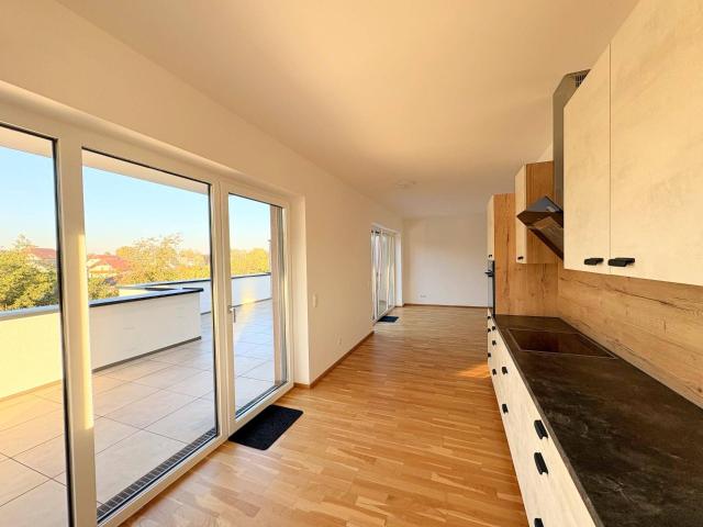 Penthouse Feeling mit 70 m² Dachterrasse, Lift & überdachtem KFZ Stellplatz
