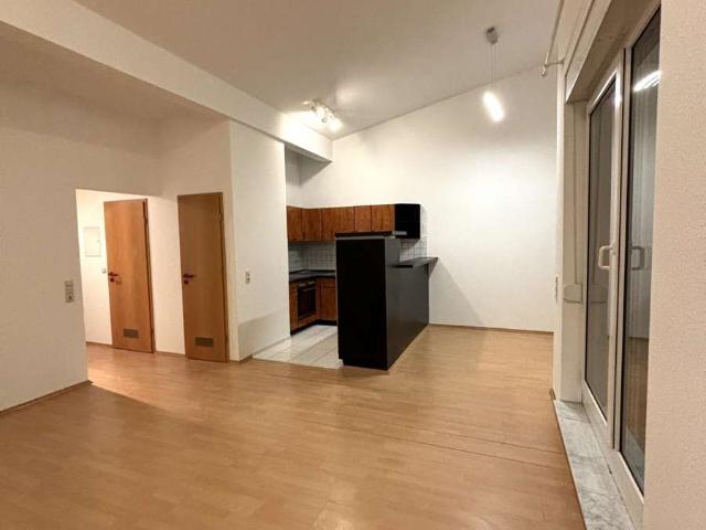 Penthouse Feeling mit Ausblick: Modernisierte 3 Zimmerwohnung ab sofort verfügbar