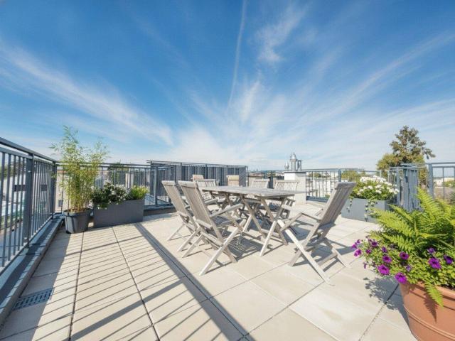 Penthouse Flair mit sonniger Dachterrasse & maßgefertigter Tischlerausstattung