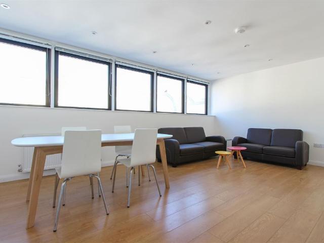 Penthouse Flat, Stucley Place, Camden Town NW1, 2 bed flat to rent, £2,950 pcm | PrimeLocation