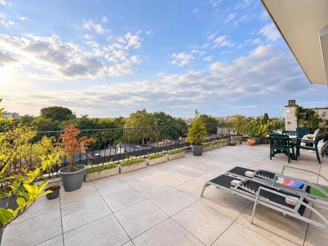 Penthouse in close proximity to all amenities !